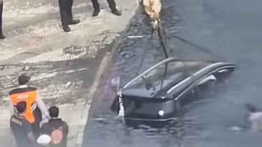 Mobil Listrik Tercebur ke Kolam Air Mancur Bundaran HI, Ternyata Pengemudi Baru Beberapa Bulan Jadi Sopir Taksi Online