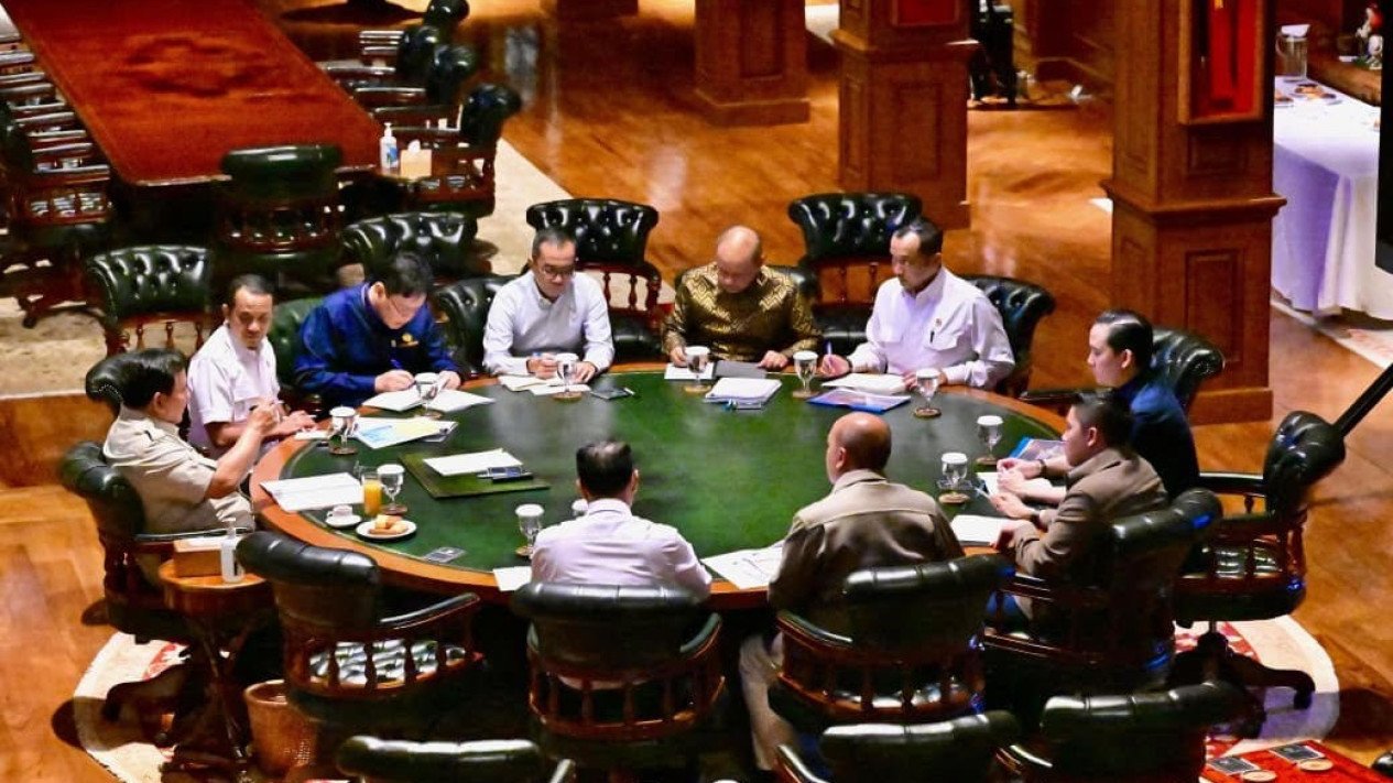 Rapat Bareng Menteri di Hambalang, Prabowo Minta Program Waste to Energy Dipercepat
            - galeri foto