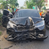 Diduga Mengantuk, Sebuah Mobil Seruduk Rumah Warga dan Tiang Listrik, Empat Orang Luka-luka