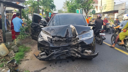 Diduga Mengantuk, Sebuah Mobil Seruduk Rumah Warga dan Tiang Listrik, Empat Orang Luka-luka