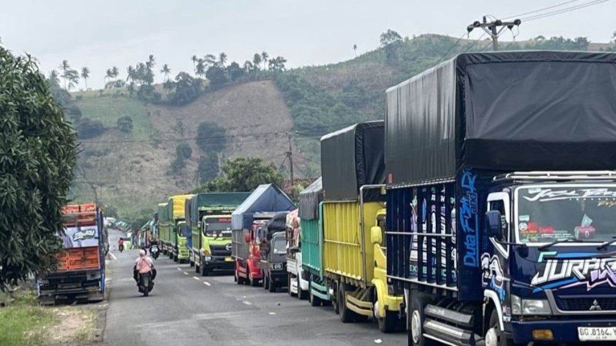 Antrean Truk Logistik di Pelabuhan SMA Lampung Mengular 5 Km, Sopir Terjebak hingga 10 Jam
            - galeri foto
