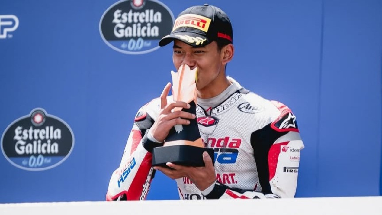 Veda Ega Pratama Ungkap Alasan Sebenarnya Tidak Buka Botol Sampanye saat Selebrasi Podium di Moto3 Brasil 2026
            - galeri foto