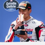 Veda Ega Pratama Ungkap Alasan Sebenarnya Tidak Buka Botol Sampanye saat Selebrasi Podium di Moto3 Brasil 2026
