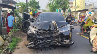 Sopir Mengantuk, Minibus Tabrak Rumah Warga dan Tiang Listrik di Bangkalan