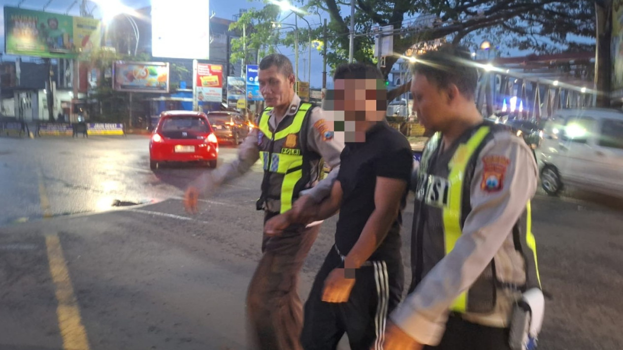 Terlihat Gelisah dan Emosional di Jembatan, Anggota Pospam dan Warga Gagalkan Percobaan Bunuh Diri Pria di Malang
            - galeri foto