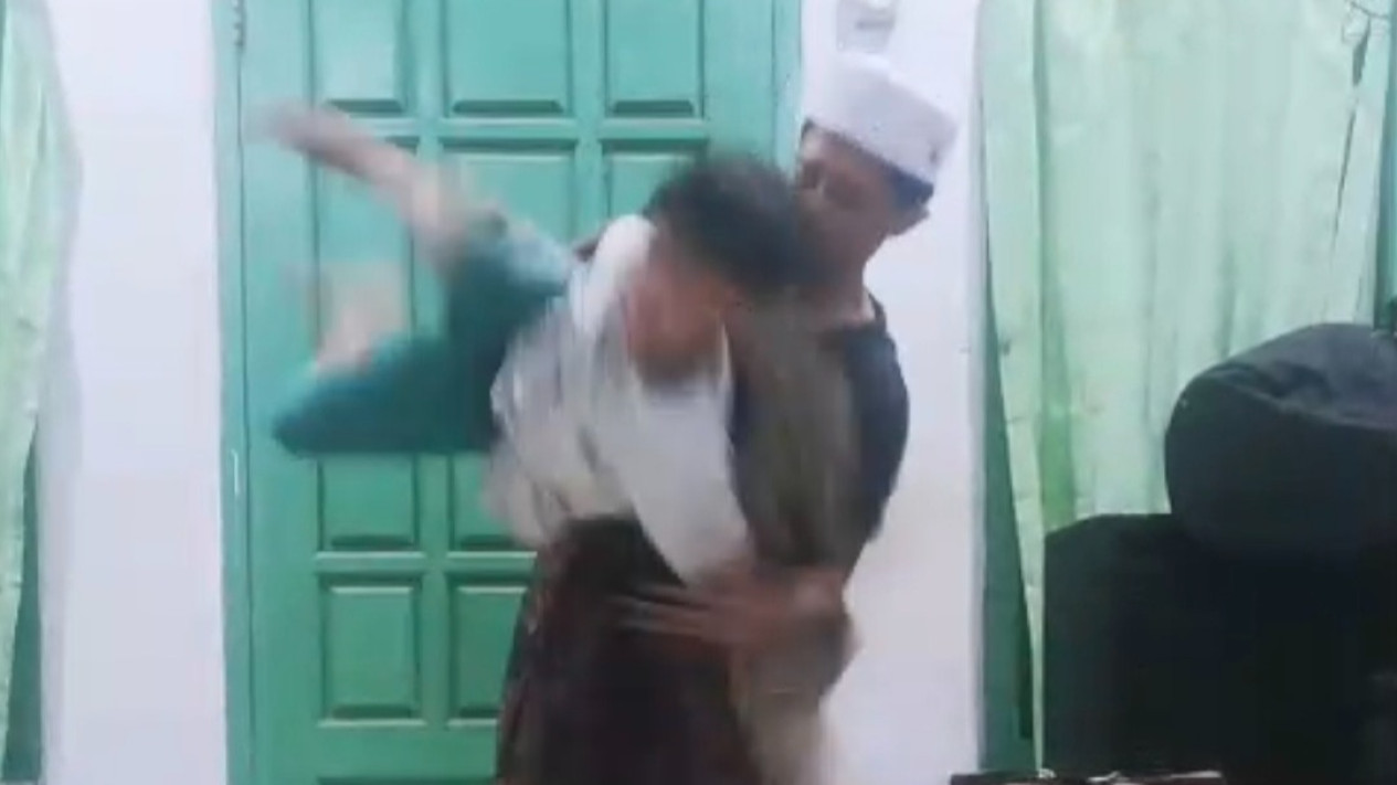 Viral! Guru Ngaji di Probolinggo Banting Bocah 9 Tahun Meski Korban Merengek Minta Maaf
            - galeri foto