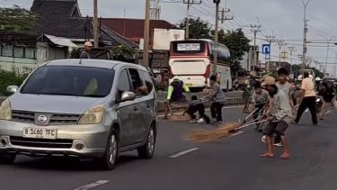 Dedi Mulyadi Gagal Tertibkan Penyapu Koin Jembatan Sewo, Seorang Warga Tertabrak Mobil Usai Nekat Beraksi Lagi