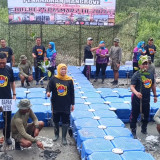 Laksanakan Perintah Presiden Prabowo, Gubernur Jatim Dan Pasmar 2 Surabaya Bersihkan Pantai Dan Tanam 1200 Bibit Mangrove