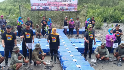 Laksanakan Perintah Presiden Prabowo, Gubernur Jatim Dan Pasmar 2 Surabaya Bersihkan Pantai Dan Tanam 1200 Bibit Mangrove