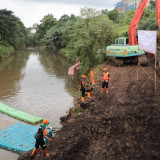 Tempat Penampungan Sementara Sampah di Bantaran Sungai TPU Tanah Kusir Ternyata Beroperasi Sejak 2014