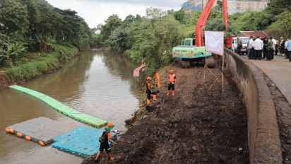 Tempat Penampungan Sementara Sampah di Bantaran Sungai TPU Tanah Kusir Ternyata Beroperasi Sejak 2014