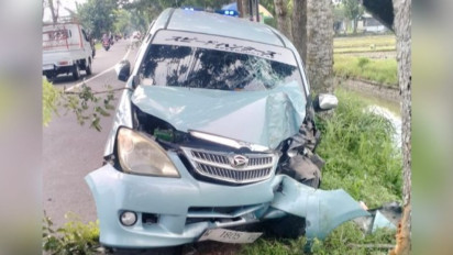 Sopir Ngantuk! Mobil Pemudik Asal Gresik Tabrak Pohon di Jombang, Satu Keluarga Luka-luka