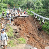 Jembatan Putus, Sejumlah Desa Terisolir hingga Akses Wisata Madakaripura Lereng Bromo Lumpuh