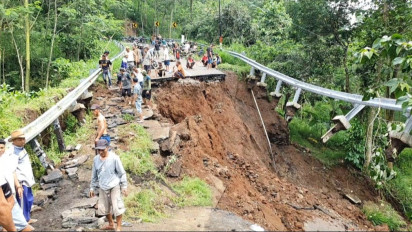 Jembatan Putus, Sejumlah Desa Terisolir hingga Akses Wisata Madakaripura Lereng Bromo Lumpuh