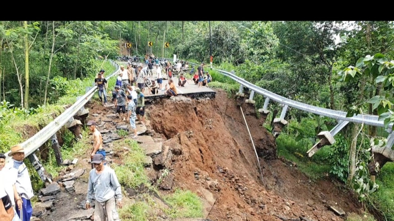 Jembatan Putus, Akses Wisata Madakaripura Lereng Bromo Lumpuh
            - galeri foto