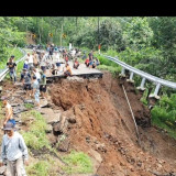 Jembatan Putus, Akses Wisata Madakaripura Lereng Bromo Lumpuh