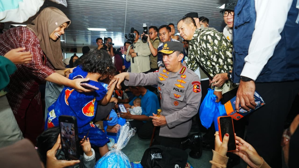 Tinjau Arus Balik di Pelabuhan Bakauheni, Kapolri Pastikan Pemudik Aman-Selamat Sampai Tujuan
            - galeri foto