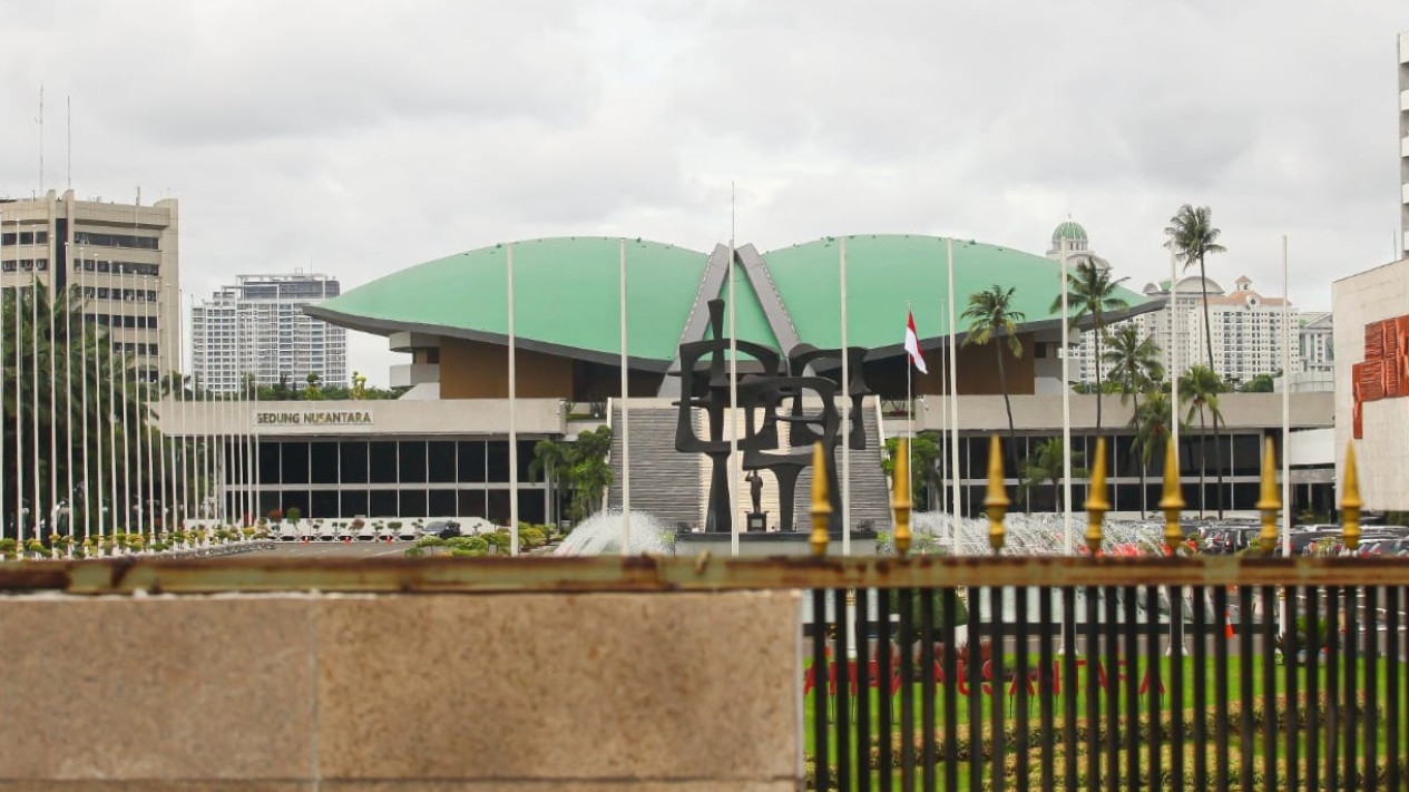 Efisiensi Energi, Setjen DPR Bakal Pangkas BBM Mobil Dinas hingga WFH Tiap Jumat
            - galeri foto