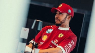 Lewis Hamilton Akui Ferrari Tak Masih Terlalu Lambat Usai Petik Hasil Mengecewakan di Hari pertama F1 GP Jepang 2026 