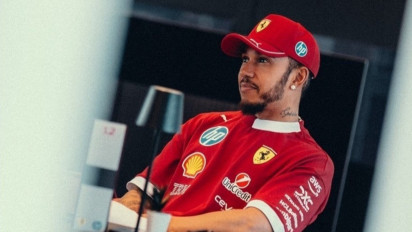 Lewis Hamilton Akui Ferrari Tak Masih Terlalu Lambat Usai Petik Hasil Mengecewakan di Hari pertama F1 GP Jepang 2026 