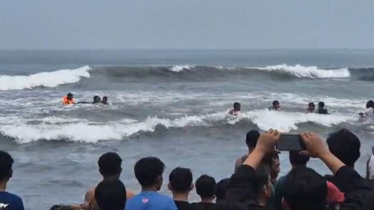 Ganasnya Pantai Selatan Jember Telan Korban, Pengunjung Diimbau Patuhi Rambu Larangan
            - galeri foto