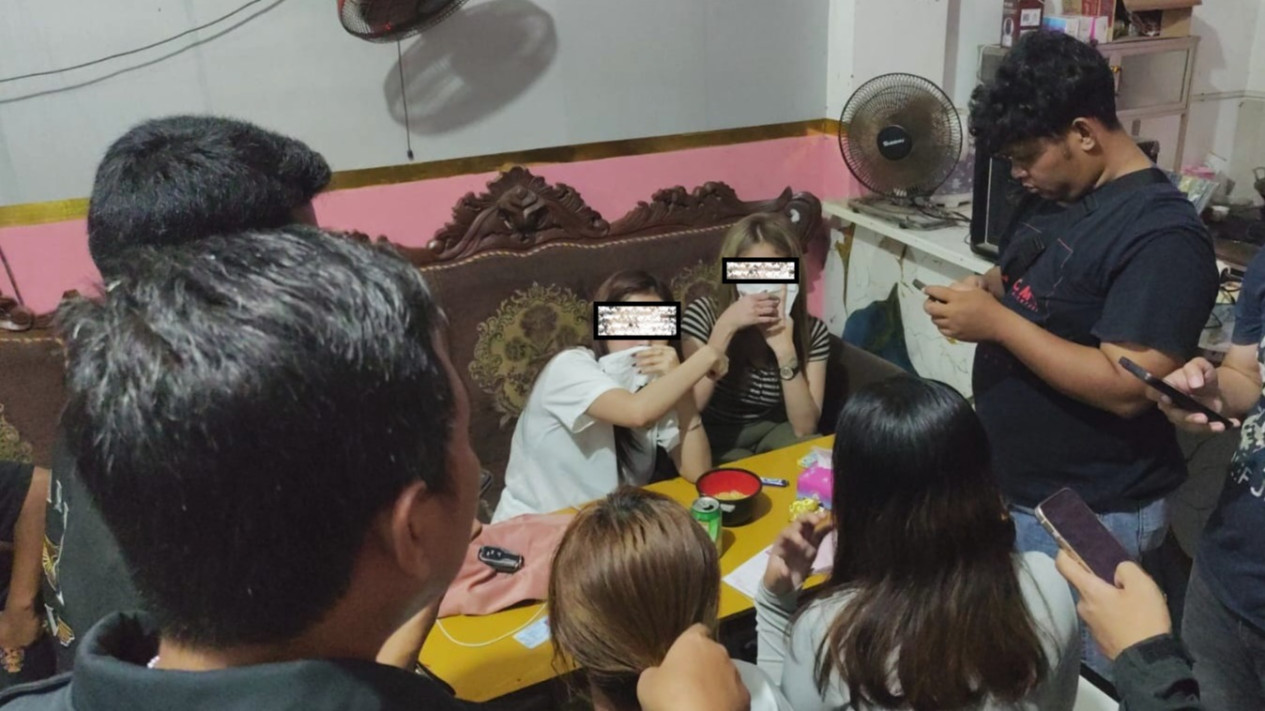 Baru Juga Lebaran Puluhan Pemandu Lagu dan Pengunjung Udah Digerebek Polres Gresik
            - galeri foto