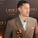Reaksi Jay Idzes Lihat Legenda Timnas Indonesia Tan Liong Houw Terima Penghargaan di PSSI Awards 2026