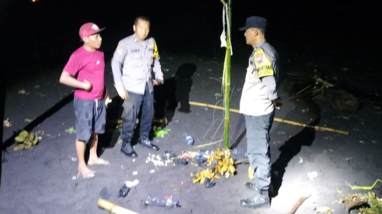 10 Orang Tersambar Petir saat Liburan di Pantai Selatan Lumajang, Satu Orang Tewas
            - galeri foto