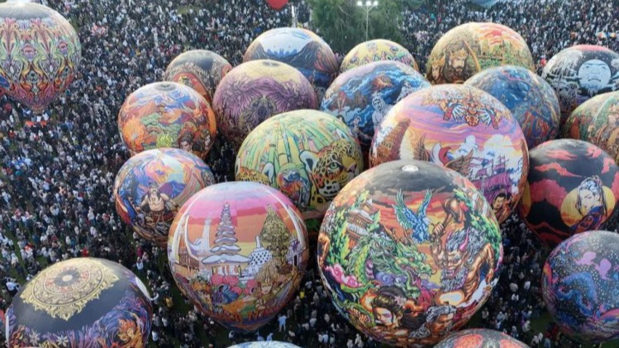 Warna-warni Langit Wonosobo: 44 Balon Udara Raksasa Pukau Ribuan Wisatawan
            - galeri foto