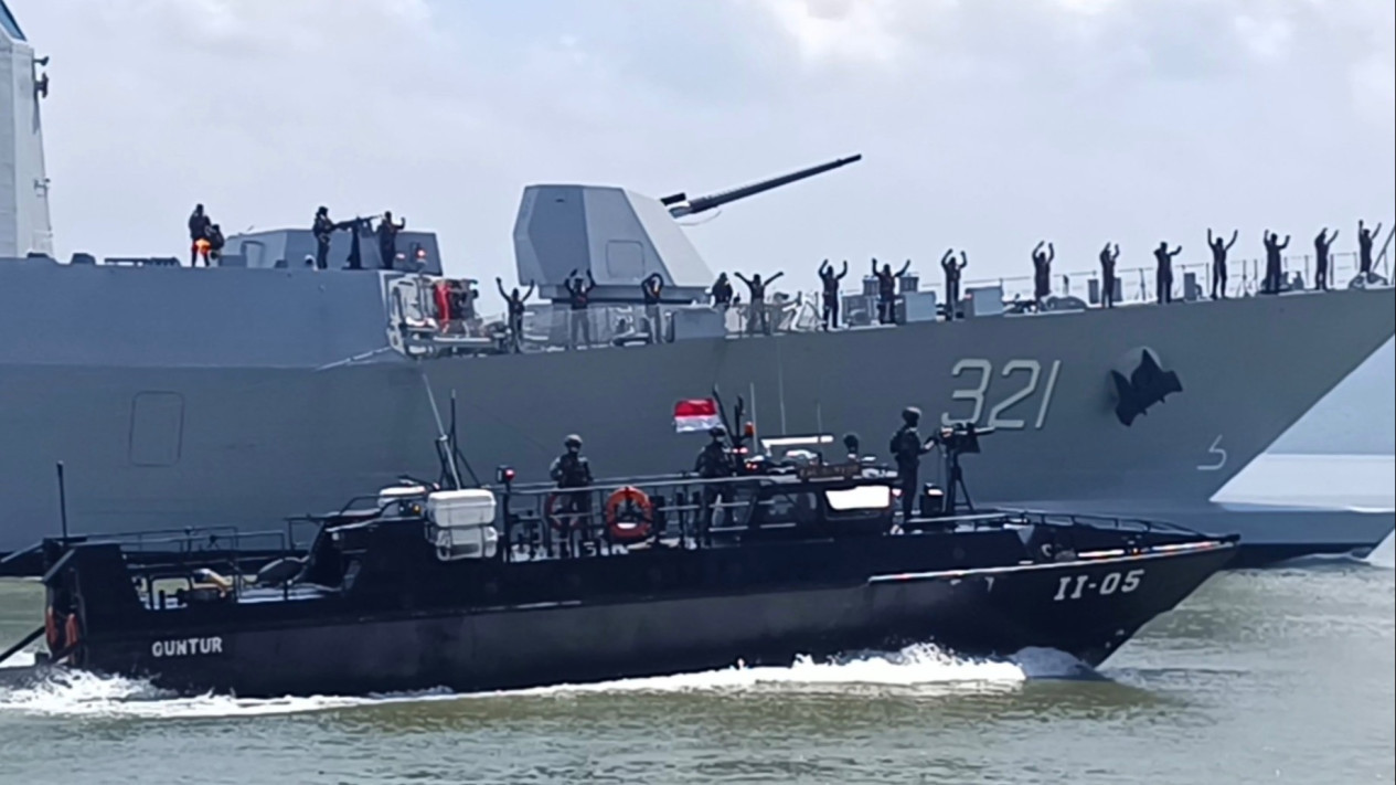 Kapal Perang Terbesar TNI AL KRI Prabu Siliwangi-321 Resmi Sandar di Surabaya
            - galeri foto