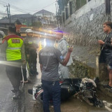 Tragedi di Jalur Puncak: Terjatuh Akibat Genangan, Dua Pengendara Motor Hanyut ke Saluran Air