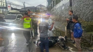 Tragedi di Jalur Puncak: Terjatuh Akibat Genangan, Dua Pengendara Motor Hanyut ke Saluran Air