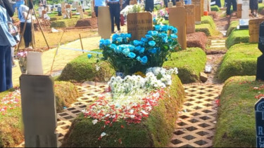 Keluarga Rayakan Ulang Tahun Vidi Aldiano ke 36 dengan Potong Kue dan Doa di Makam Bersama Vidies