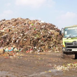Sampah Menggunung di Pasar Induk Kramat Jati Tak Kunjung Diangkut, Pedagang Keluhkan Bau Menyengat