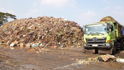 Sampah Menggunung di Pasar Induk Kramat Jati Tak Kunjung Diangkut, Pedagang Keluhkan Bau Menyengat
