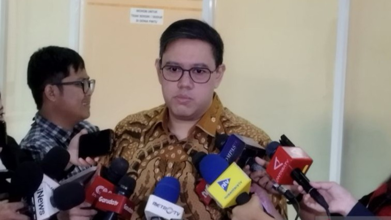 Satu Prajurit TNI Gugur di Lebanon Akibat Serangan Israel, DPR Desak Evaluasi Misi Perdamaian
            - galeri foto