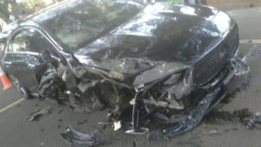 Kurang Konsentrasi, Mercedes Benz Hantam Xpander di Tangerang Hingga Ringsek Parah