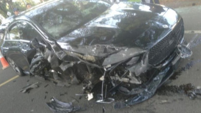 Kurang Konsentrasi, Mercedes Benz Hantam Xpander di Tangerang Hingga Ringsek Parah