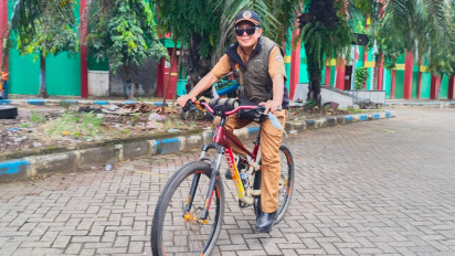 ASN Bangkalan Naik Sepeda Pancal ke Kantor untuk Hemat BBM