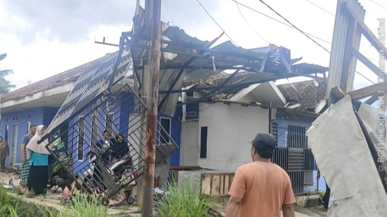 Puting Beliung Amuk Desa Mekarsari di Bandung: 16 Bangunan Rusak, Sekolah dan Poskesdes Terdampak
            - galeri foto