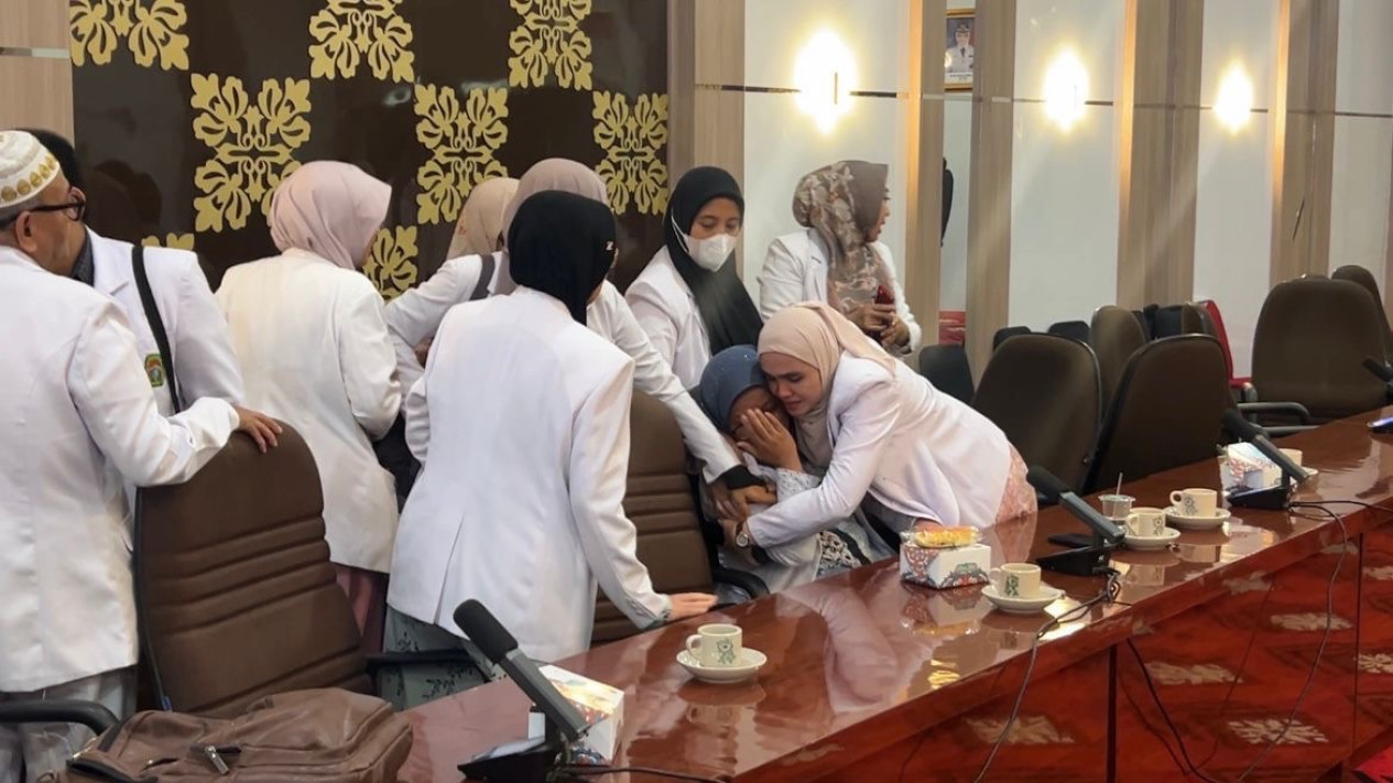 Tunggakan Gaji TPP belum di bayar, 38 Dokter Spesialis di Siak Siak, Ancam hengkang dari Kabupaten Siak 
            - galeri foto