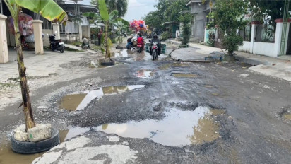 Protes Tak Kunjung Diperbaiki, Warga Tanam Pohon Pisang di Jalan Rusak Menuju RSUD Kayen Pati