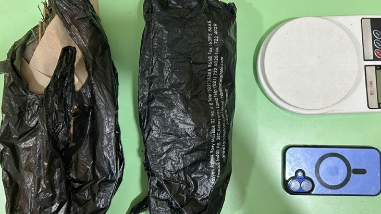Pria Diduga Hendak Edarkan Narkoba di Jakarta Barat Ditangkap, Barang Bukti Ganja 150 Gram Disita
            - galeri foto