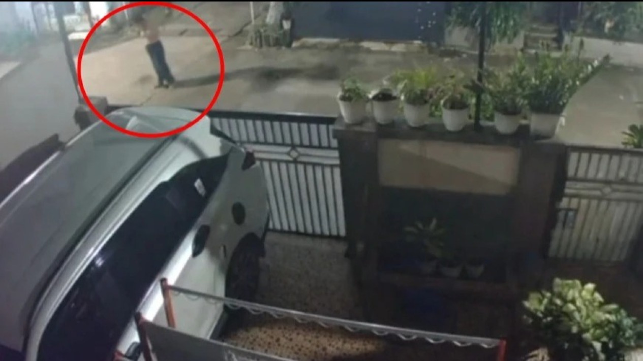 Teror Air Keras Kembali Terjadi, Lansia di Bekasi Diserang Saat Berangkat Salat Subuh
            - galeri foto