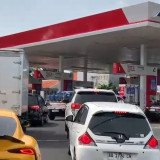 Isu Kenaikan BBM Picu Antrean Kendaraan di SPBU Jemursari Surabaya