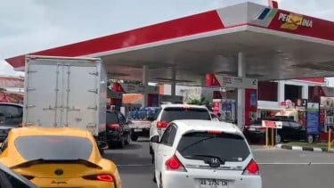 Isu Kenaikan BBM Picu Antrean Kendaraan di SPBU Jemursari Surabaya