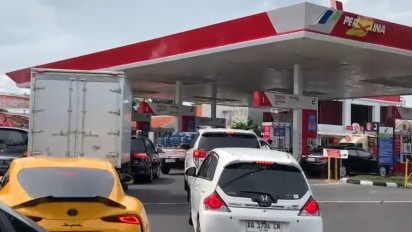 Isu Kenaikan BBM Picu Antrean Kendaraan di SPBU Jemursari Surabaya