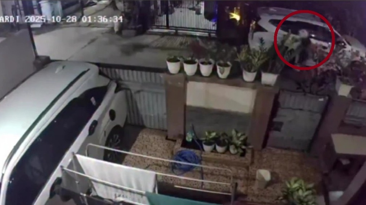 Detik-detik Pelaku Penyiraman Air Keras di Tambun Bekasi Terekam CCTV
            - galeri foto