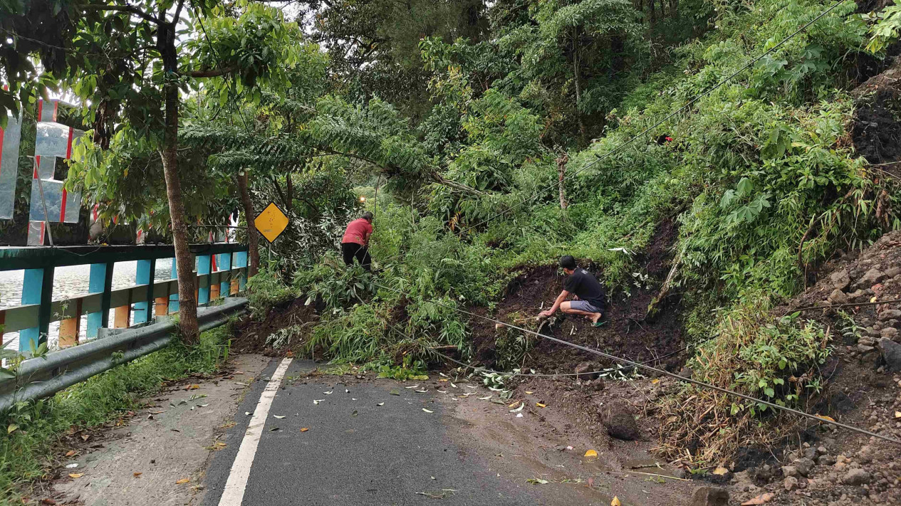 Jalan Objek Wisata Telaga Ngebel Ponorogo Putus Total Akibat Longsor
            - galeri foto
