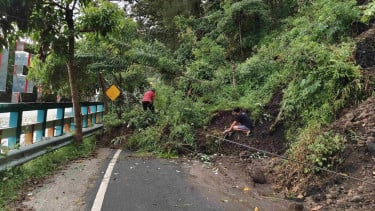 Jalan Objek Wisata Telaga Ngebel Ponorogo Putus Total Akibat Longsor